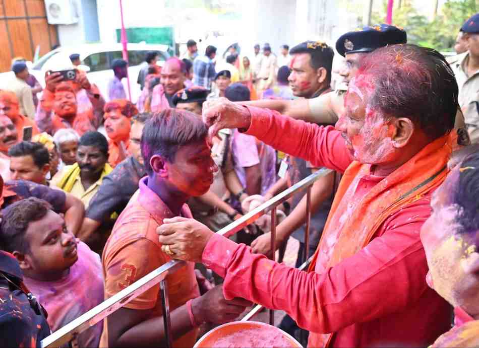 मुख्यमंत्री विष्णुदेव साय ने अपने गृह ग्राम बगिया में ग्रामीणों संग हर्षोल्लास से मनाई होली मुख्यमंत्री विष्णुदेव साय ने अपने गृह ग्राम बगिया में ग्रामीणों संग हर्षोल्लास से मनाई होली