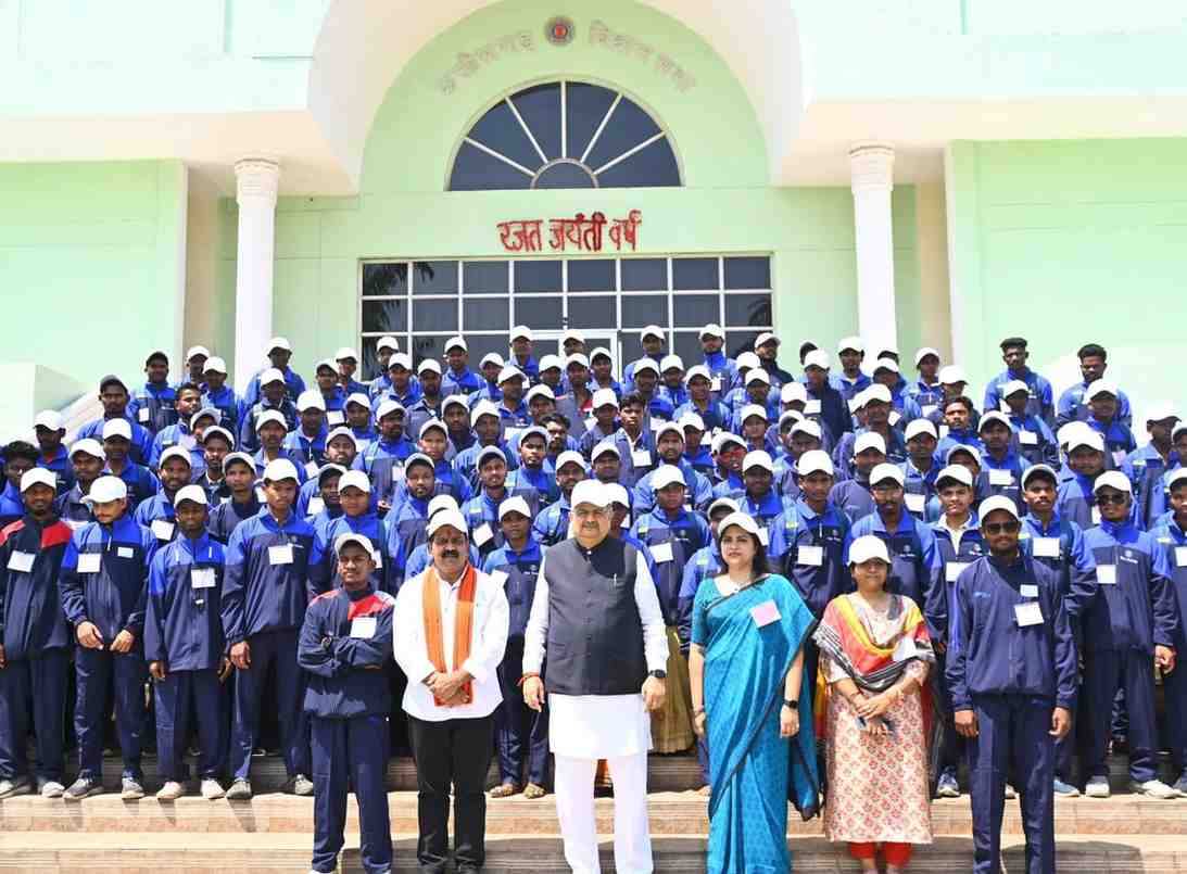 सुकमा के ग्रामीणों ने पहली बार राजधानी का किया भ्रमण साथ ही विधानसभा कार्यवाही देखकर हुए उत्साहित