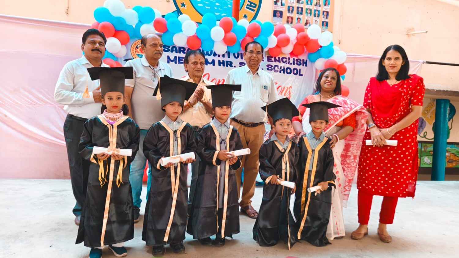 छोटे बीजों से खिलते फूलों तक: किंडरगार्टन स्नातक समारोह भव्यता से मनाया गया