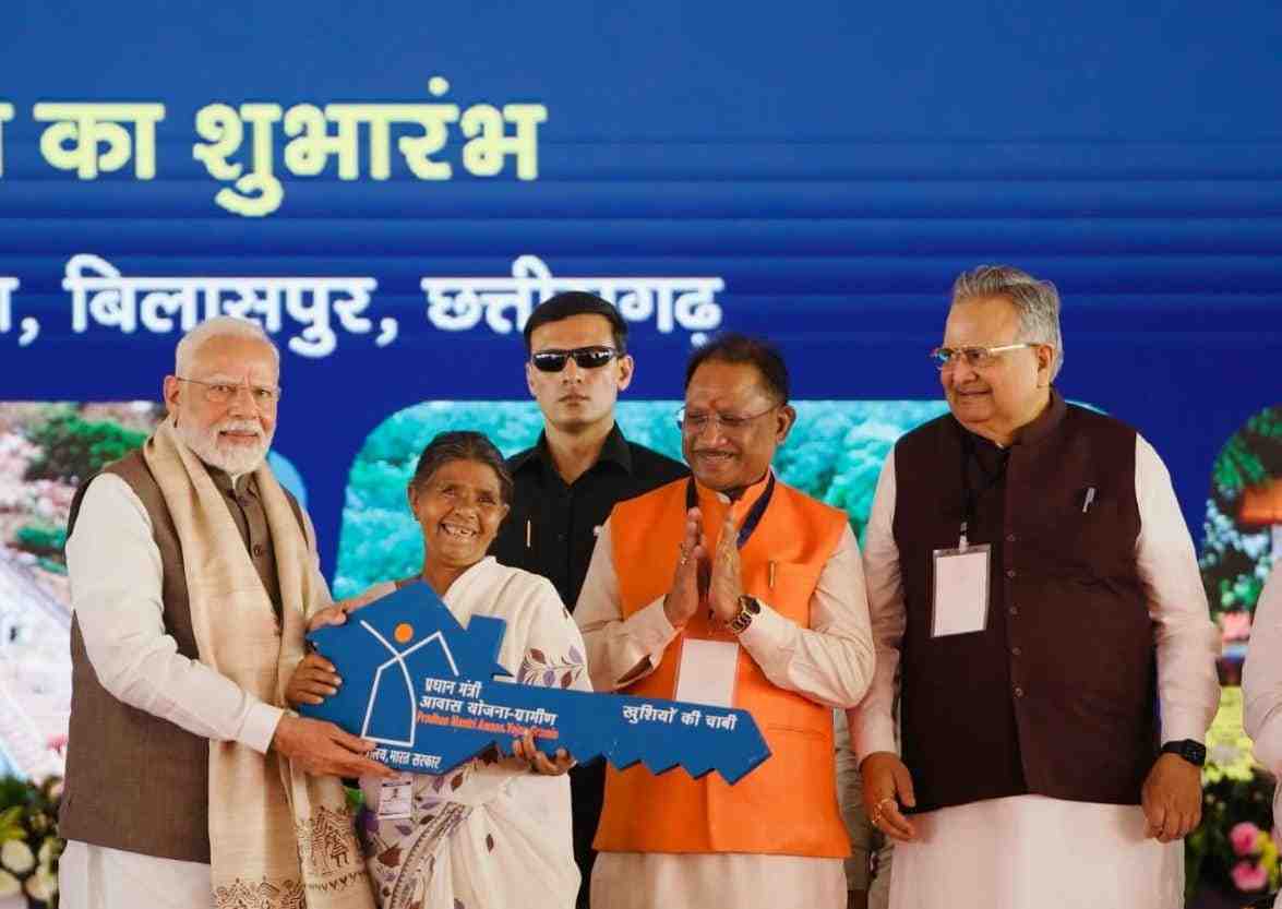 तीन लाख गरीबों का सपना हुआ पूरा, पहुंचे खुद के पक्के मकानों में,“पक्का मकान बन गया है?” – प्रधानमंत्री नरेंद्र मोदी के सवाल पर मुस्कराते हुये दल्लु राम बैगा, कहा – “हां, बन गया है” तीन लाख गरीबों का सपना हुआ पूरा, पहुंचे खुद के पक्के मकानों में,“पक्का मकान बन गया है?” – प्रधानमंत्री नरेंद्र मोदी के सवाल पर मुस्कराते हुये दल्लु राम बैगा, कहा – “हां, बन गया है”
