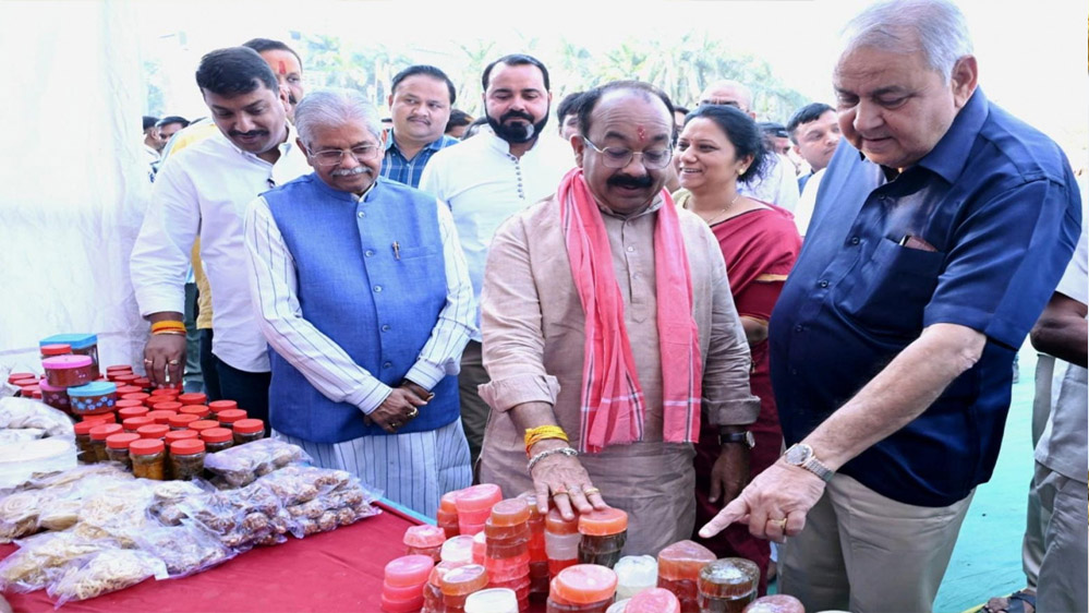 रायपुर : स्थानीय उत्पादों को बाजार उपलब्ध कराने और महिलाओं को सशक्त बनाने का जरिया है सरस मेला – अरुण साव रायपुर : स्थानीय उत्पादों को बाजार उपलब्ध कराने और महिलाओं को सशक्त बनाने का जरिया है सरस मेला – अरुण साव