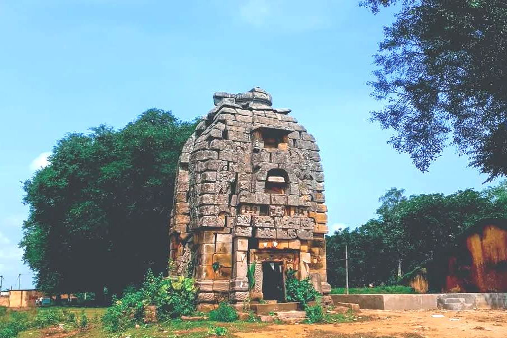 रायपुर : अद्भुत इंजीनियरिंग का रहस्य समेटे घाघरा मंदिर : बिना जोड़ के पत्थरों से बनी रहस्यमयी संरचना