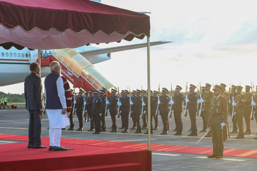 मॉरीशस में दिखा PM मोदी का जलवा, पीएम, डेप्युटी पीएम समेत पूरी कैबिनेट रही स्वागत में मौजूद, नेशनल डे में दिखेगी भारत की ताकत मॉरीशस में दिखा PM मोदी का जलवा, पीएम, डेप्युटी पीएम समेत पूरी कैबिनेट रही स्वागत में मौजूद, नेशनल डे में दिखेगी भारत की ताकत