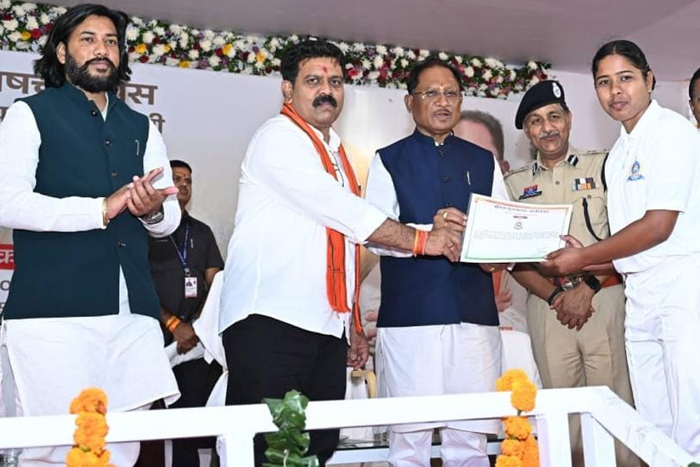 रायपुर : मुख्यमंत्री विष्णुदेव साय ने उप निरीक्षक संवर्ग में चयनित अभ्यर्थियों को प्रदान किया नियुक्ति पत्र रायपुर : मुख्यमंत्री विष्णुदेव साय ने उप निरीक्षक संवर्ग में चयनित अभ्यर्थियों को प्रदान किया नियुक्ति पत्र