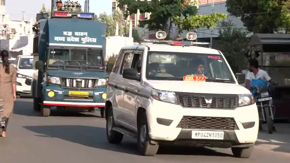 MP पुलिस महू हिंसा के बाद अलर्ट पर, राजधानी में निकाला फ्लैग मार्च, होली पर पूरे शहर में 1000 से ज्यादा जवान रहेंगे तैनात MP पुलिस महू हिंसा के बाद अलर्ट पर, राजधानी में निकाला फ्लैग मार्च, होली पर पूरे शहर में 1000 से ज्यादा जवान रहेंगे तैनात