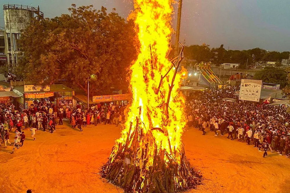 भद्रा काल ने बढ़ाई होलिका दहन पर मुश्किल, बस इतनी देर है पूजा का शुभ मुहूर्त