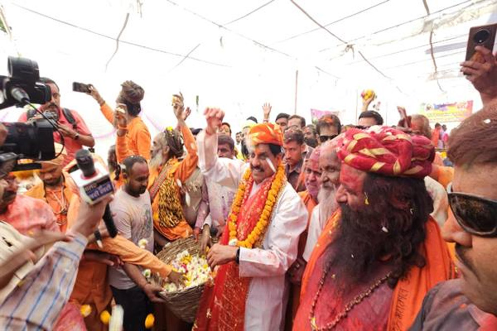 मुख्यमंत्री डॉ. यादव ने अखिल भारतीय अखाड़ा परिषद अध्यक्ष रविंद्र पूरी जी महाराज और साधु संतो पर पुष्प-वर्षा कर खेली होली