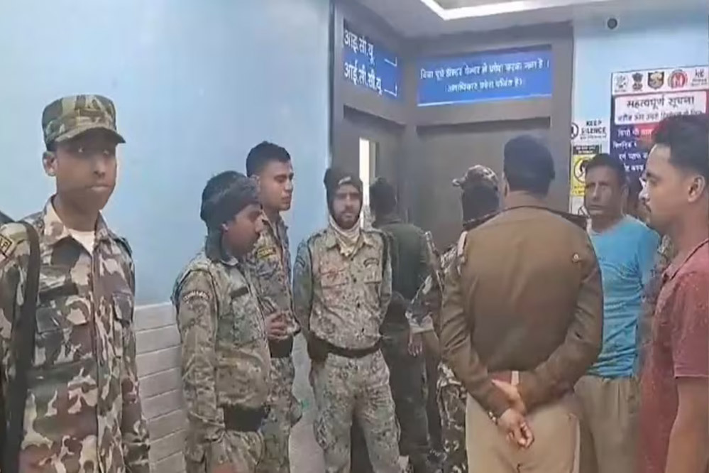 नितीश बाबू के बिहार में दो दिन के अंदर दो पुलिस अफसरों की हत्या… पहले अररिया, अब मुंगेर में मर्डर से सनसनी नितीश बाबू के बिहार में दो दिन के अंदर दो पुलिस अफसरों की हत्या… पहले अररिया, अब मुंगेर में मर्डर से सनसनी