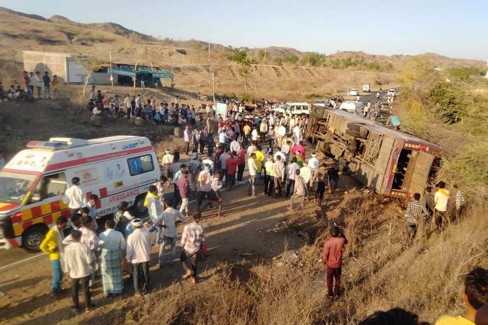बड़वानी :सिलावद के पास स्टेट हाइवे पर मजदूरों से भरी बस पलटी, मासूम की मौत बड़वानी :सिलावद के पास स्टेट हाइवे पर मजदूरों से भरी बस पलटी, मासूम की मौत