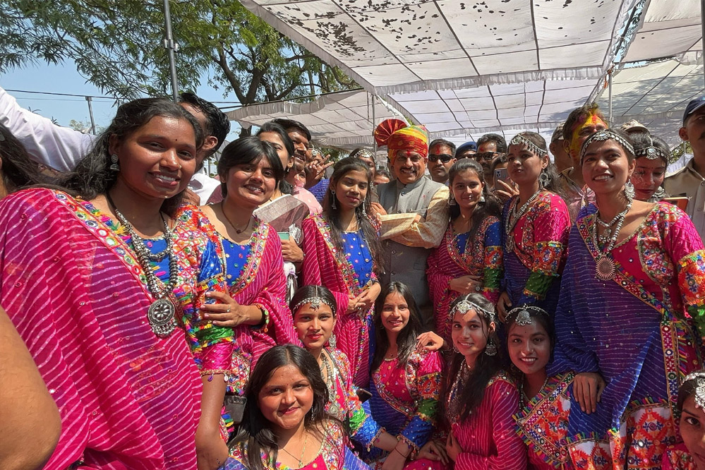 सीएम ने होली मिलन समारोह में पुलिसकर्मियों पर बरसाए फूल, महिला पुलिसकर्मी भी झूमीं सीएम ने होली मिलन समारोह में पुलिसकर्मियों पर बरसाए फूल, महिला पुलिसकर्मी भी झूमीं