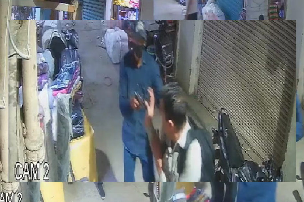 पीछे से आया और सटा दी पिस्टल… दिल्ली में बीच बाजार व्यापारी से लूटे 80 लाख