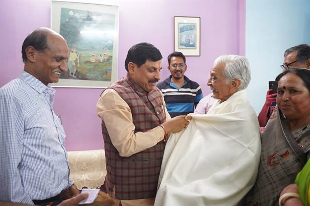 मुख्यमंत्री डॉ. यादव ने अपने गुरु के घर पहुँच कर लिया आशीर्वाद मुख्यमंत्री डॉ. यादव ने अपने गुरु के घर पहुँच कर लिया आशीर्वाद