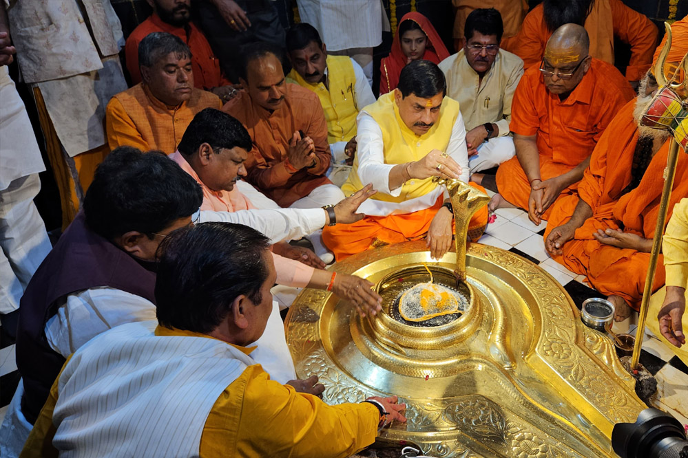 मुख्यमंत्री डॉ. यादव ने तिल भांडेश्वर महादेव मंदिर में की पूजा मुख्यमंत्री डॉ. यादव ने तिल भांडेश्वर महादेव मंदिर में की पूजा