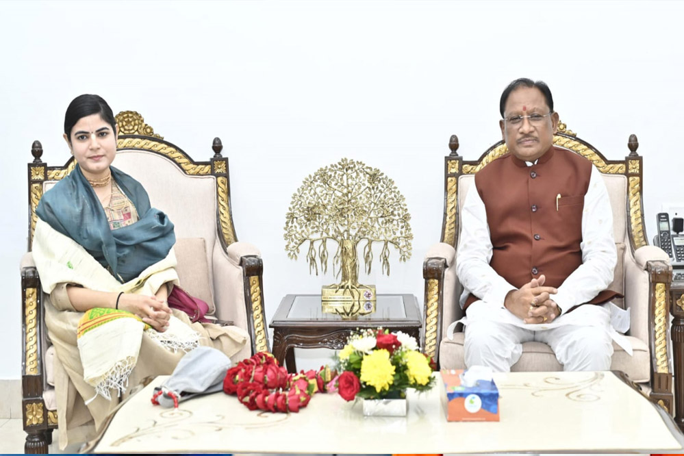 मुख्यमंत्री विष्णु देव साय से प्रसिद्ध कथावाचक देवी चित्रलेखा की सौजन्य भेंट मुख्यमंत्री विष्णु देव साय से प्रसिद्ध कथावाचक देवी चित्रलेखा की सौजन्य भेंट