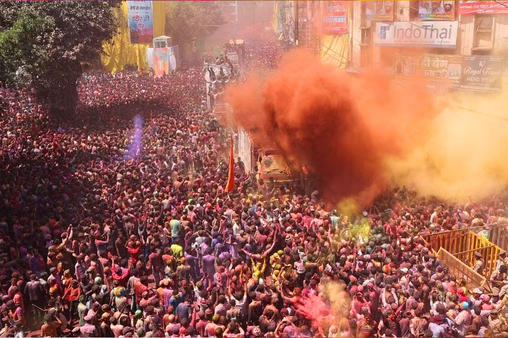 इंदौर :रंगपंचमी पर गेर देखने राजवाड़ा पहुंचे 100 लोगों के गले से सोने की चेन गायब