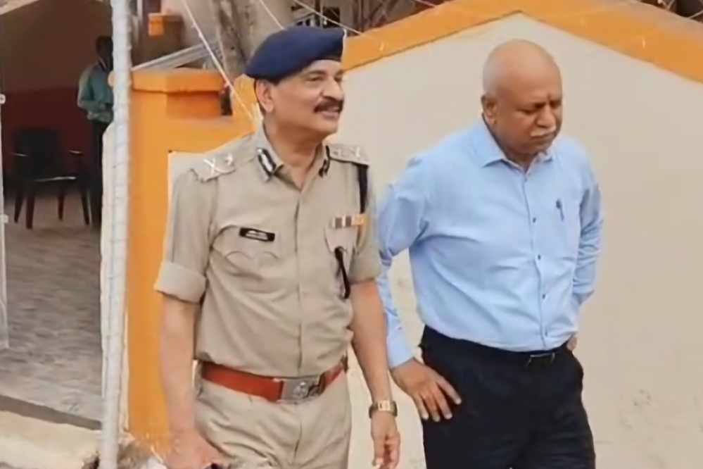 करीला धाम में मुख्यमंत्री मोहन यादव की सुरक्षा में हुई चूक मामले को लेकर प्रशासन सख्त, जांच करने करीला पहुंचे भोपाल आईजी करीला धाम में मुख्यमंत्री मोहन यादव की सुरक्षा में हुई चूक मामले को लेकर प्रशासन सख्त, जांच करने करीला पहुंचे भोपाल आईजी