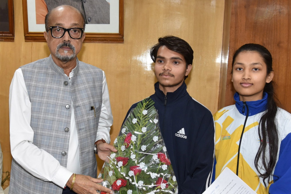 राज्यपाल डेका ने विश्व योग प्रतियोगिता के लिए चयनित प्रतिभागियों को 25-25 हजार रूपए की सहायता राशि दी राज्यपाल डेका ने विश्व योग प्रतियोगिता के लिए चयनित प्रतिभागियों को 25-25 हजार रूपए की सहायता राशि दी