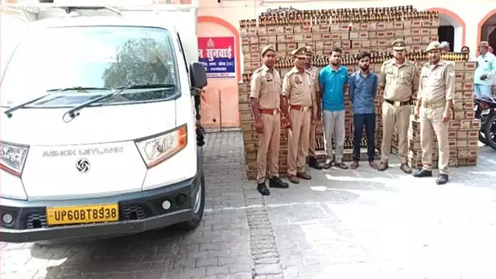 यूपी-बिहार : बॉर्डर पर पुलिस ने पकड़ी 27 लाख की अंग्रेजी शराब, दो तस्कर गिरफ्तार यूपी-बिहार : बॉर्डर पर पुलिस ने पकड़ी 27 लाख की अंग्रेजी शराब, दो तस्कर गिरफ्तार