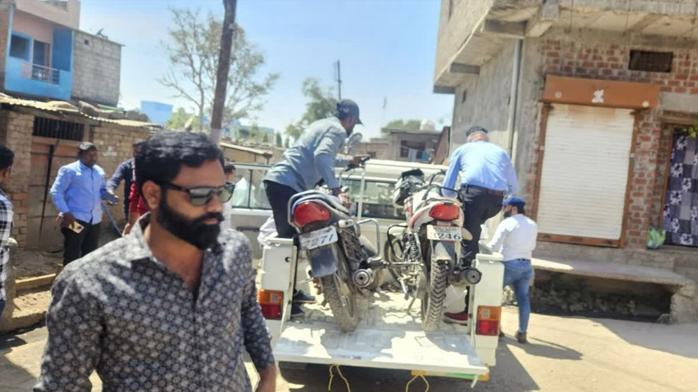 बिजली विभाग की टीम ने बकायादारों के घर से बाइक समेत अन्य उपकरण की जब्त