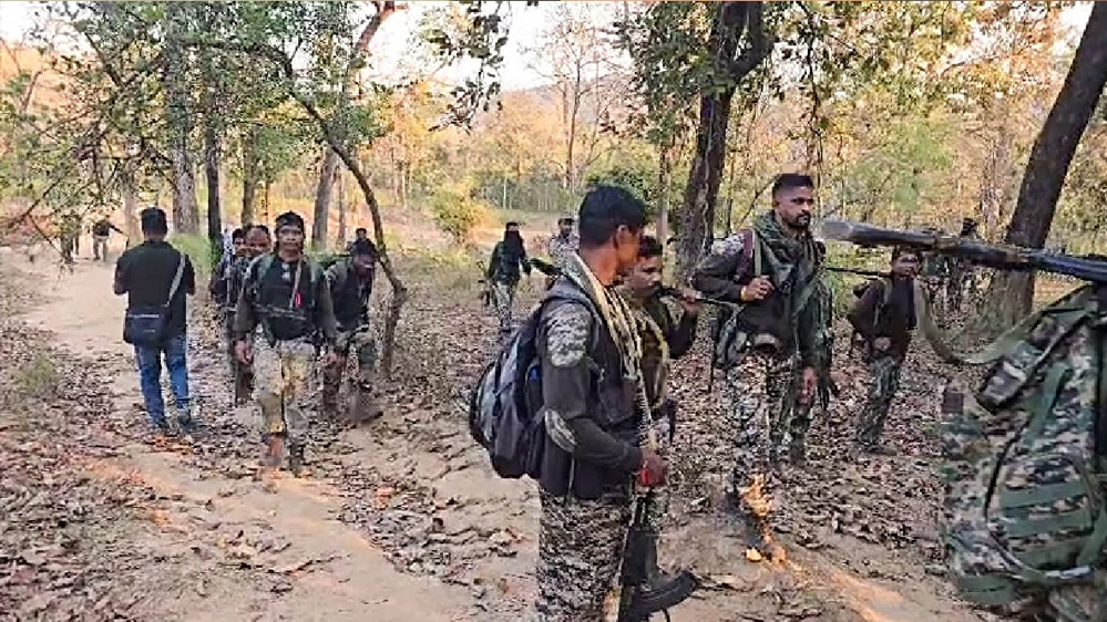 दंतेवाड़ा में सुरक्षा बलों और नक्सलियों के बीच मुठभेड़, 25 लाख के इनामी नक्सली सहित 3 मारे गए दंतेवाड़ा में सुरक्षा बलों और नक्सलियों के बीच मुठभेड़, 25 लाख के इनामी नक्सली सहित 3 मारे गए