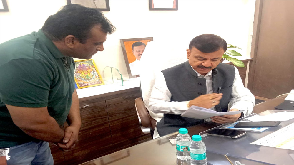 मध्य प्रदेश शासन के परिवहन मंत्री से महेश सिनकर चर्चा करते हुए