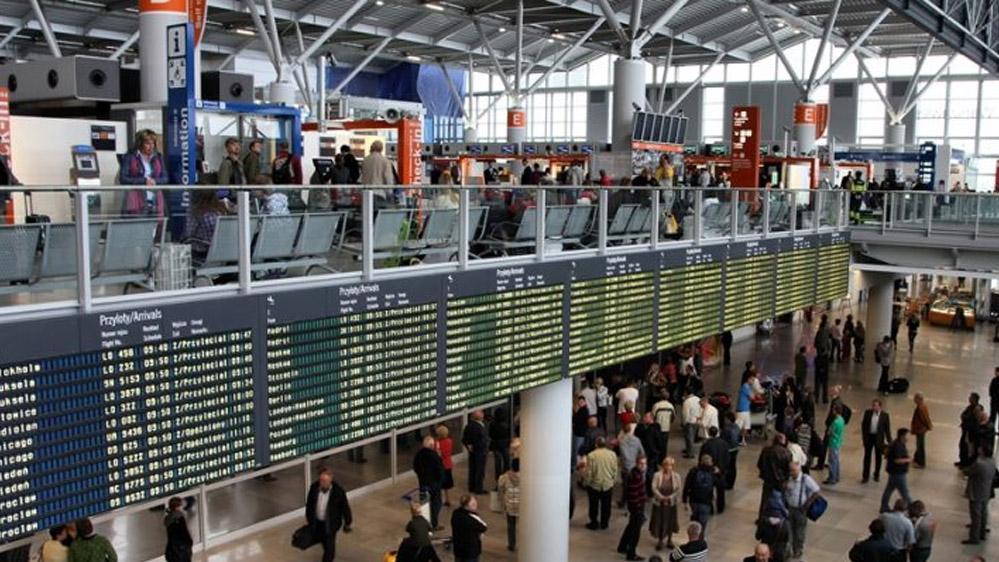 एयरपोर्ट पर महिला ने कपड़े उतारकर मचाया उत्पात, नग्न हालत में लोगों पर किया अटैक