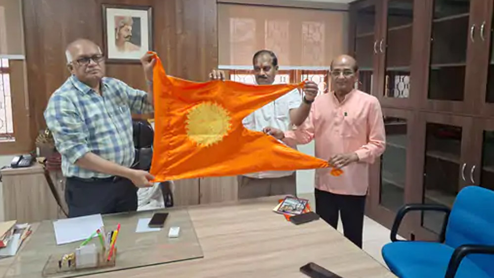 महाकालेश्वर मंदिर के मुख्य शिखर पर सूर्य चिन्ह वाला केसरिया ब्रह्म ध्वज मुख्य शिखर पर फहराया जाएगा महाकालेश्वर मंदिर के मुख्य शिखर पर सूर्य चिन्ह वाला केसरिया ब्रह्म ध्वज मुख्य शिखर पर फहराया जाएगा