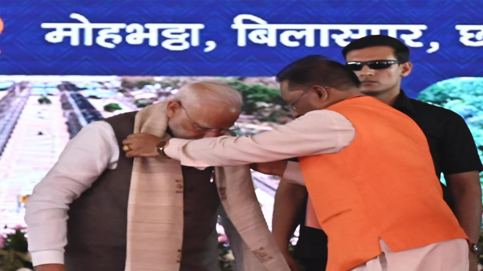 रायपुर : छत्तीसगढ़ की बुनाई, संस्कृति और जीवंत परंपराओं का प्रतीक – प्रधानमंत्री मोदी को भेंट किया गया कोसा सिल्क से बना हस्तनिर्मित शॉल