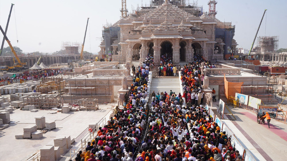 राम मंदिर के मुख्यद्वार पर लाखों जूते-चप्पल का लगा अंबार, वापस लेने नहीं आ रहे लोग