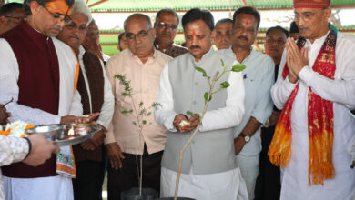 उप मुख्यमंत्री शुक्ल ने लक्ष्मणबाग गौ-शाला परिसर रीवा में कृष्णवट वृक्ष व भोजपत्र वृक्ष का किया रोपण