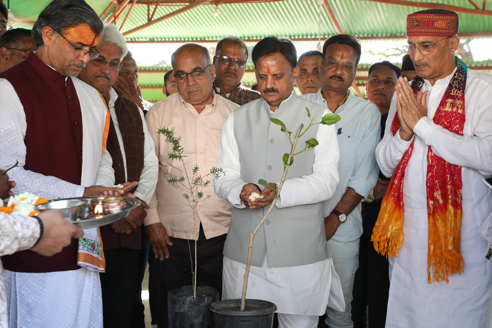 उप मुख्यमंत्री शुक्ल ने लक्ष्मणबाग गौ-शाला परिसर रीवा में कृष्णवट वृक्ष व भोजपत्र वृक्ष का किया रोपण