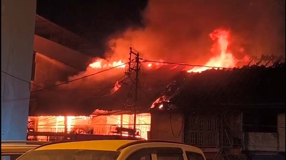 नेहरूगंज में भीषण आग: आग की लपटों में तीन परिवारों की गृहस्थी जलकर खाक, बुजु्र्ग की जिंदा जलकर मौत