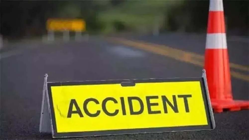 मुंबई के दादर इलाके में एक फ्लाइओवर पर तेज रफ्तार कार और टैक्सी की टक्कर में चालक और एक महिला यात्री की मौत मुंबई के दादर इलाके में एक फ्लाइओवर पर तेज रफ्तार कार और टैक्सी की टक्कर में चालक और एक महिला यात्री की मौत