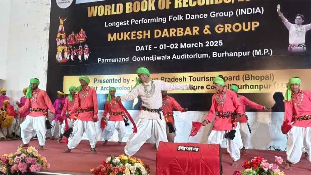 बिना रुके लगातार चौबीस घंटे लोक नृत्य कर वर्ल्ड बुक ऑफ रिकार्ड लंदन में नाम दर्ज कराने के लिए मंच पर उतरा दल बिना रुके लगातार चौबीस घंटे लोक नृत्य कर वर्ल्ड बुक ऑफ रिकार्ड लंदन में नाम दर्ज कराने के लिए मंच पर उतरा दल