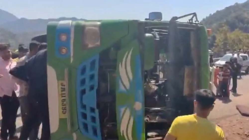 जम्मू-कश्मीर के रियासी में एक मिनी बस के पलट जाने से 22 महिला समेत 30 लोग घायल जम्मू-कश्मीर के रियासी में एक मिनी बस के पलट जाने से 22 महिला समेत 30 लोग घायल