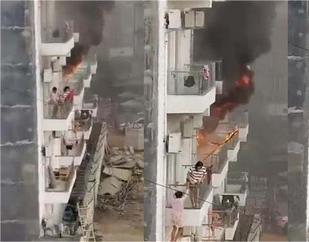 अन्नपूर्णा गर्ल्स हॉस्टल में जब अचानक आग लगने से पूरे इलाके में मची अफरा-तफरी, जान बचाते हुए गिरी लड़कियां