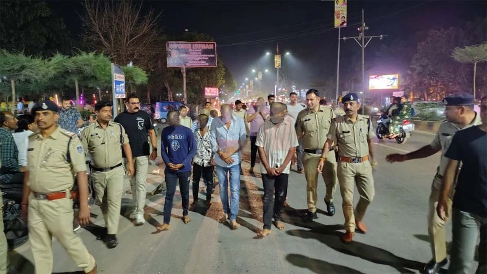 भारतीय टीम की जीत पर जश्न में हंगामा हुआ, पुलिस ने युवकों का मुंडन कर जुलूस निकाला