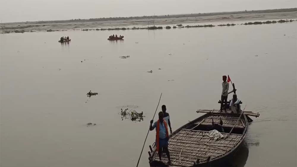 कटिहार में बड़ा हादसा, मनिहारी परवल बेचने जा रहे थे किसान, 35 किसानों को ले जा रही नाव गंगा नदी में पलटी कटिहार में बड़ा हादसा, मनिहारी परवल बेचने जा रहे थे किसान, 35 किसानों को ले जा रही नाव गंगा नदी में पलटी