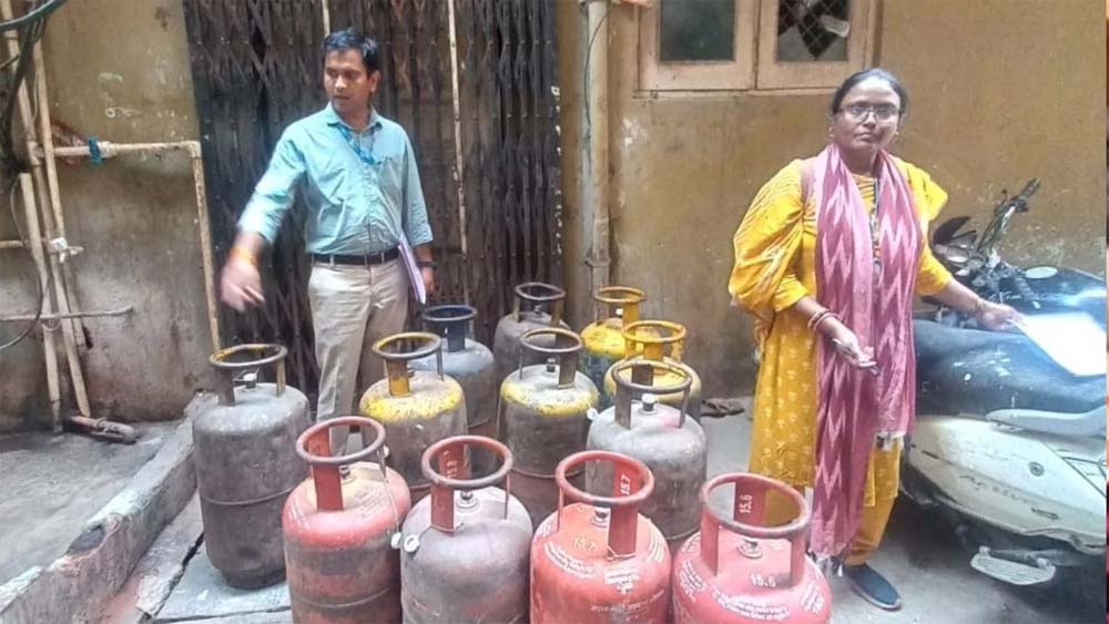सराफा क्षेत्र में अवैध गैस सिलेंडरों का उपयोग, प्रशासन ने की कार्रवाई, ज्वेलरी दुकान से 27 घरेलू सिलेंडर जब्त किए सराफा क्षेत्र में अवैध गैस सिलेंडरों का उपयोग, प्रशासन ने की कार्रवाई, ज्वेलरी दुकान से 27 घरेलू सिलेंडर जब्त किए