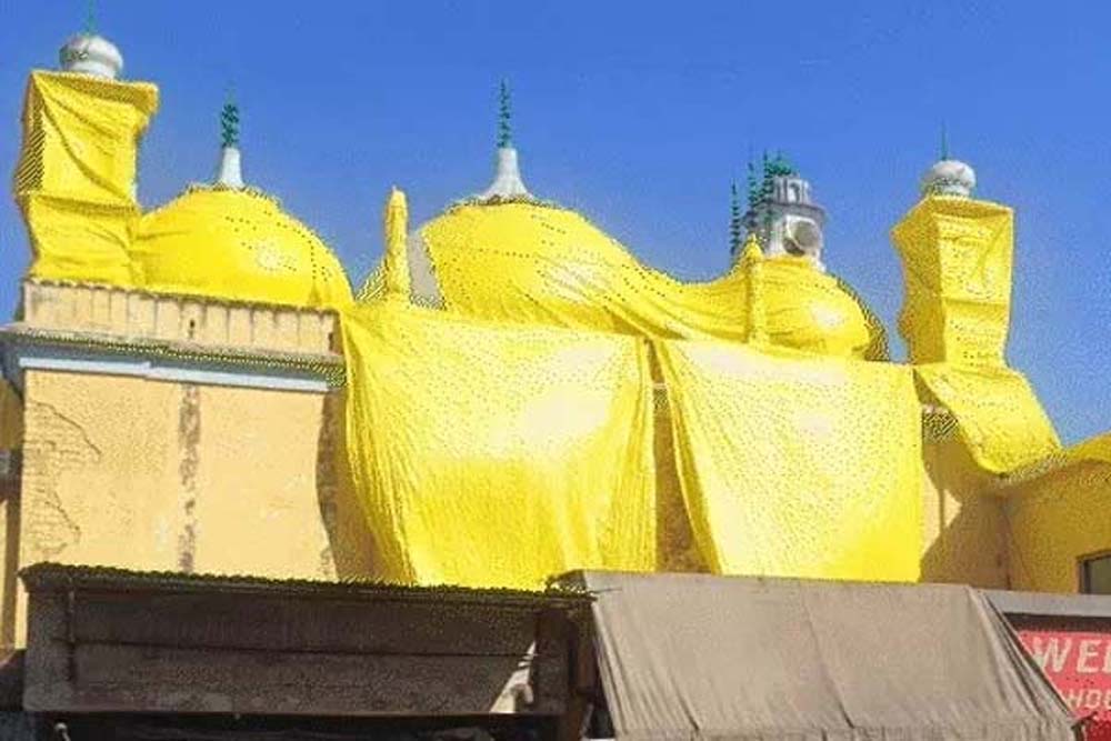 संभल में होली को लेकर सड़क किनारे स्थित मस्जिदों को सुरक्षित करने के लिए तिरपालों से ढंकने का काम शुरू संभल में होली को लेकर सड़क किनारे स्थित मस्जिदों को सुरक्षित करने के लिए तिरपालों से ढंकने का काम शुरू