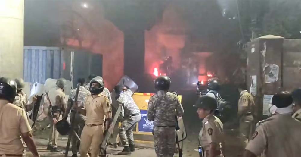 नागपुर में अब भी महल समेत शहर के कई इलाकों में कर्फ्यू लागू, पुलिस ने 84 लोगों को किया अरेस्ट नागपुर में अब भी महल समेत शहर के कई इलाकों में कर्फ्यू लागू, पुलिस ने 84 लोगों को किया अरेस्ट