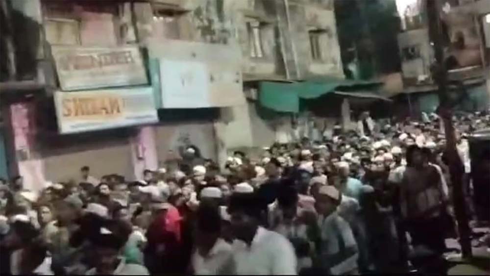 सोशल मीडिया पर की गई आपत्तिजनक पोस्ट के बाद धर्म विशेष के लोग भड़क गए, सैकड़ों लोग पहुंचे थाने