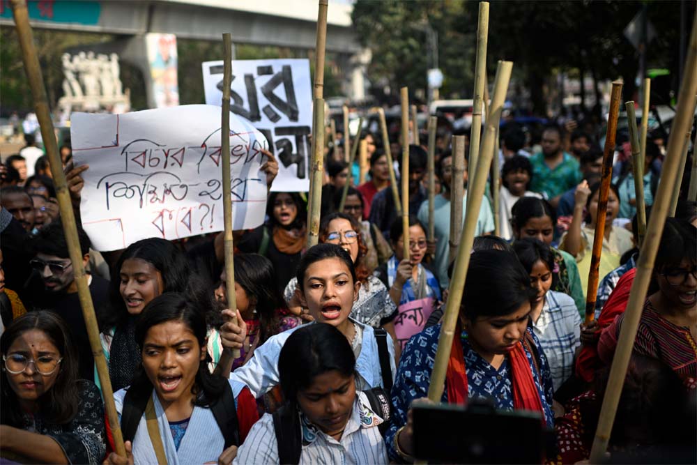 बांग्लादेश में महिलाओं के खिलाफ लगातार हिंसा बढ़ रही, सड़कों पर उतरीं हजारों महिलाएं, जाने क्या है मामला? बांग्लादेश में महिलाओं के खिलाफ लगातार हिंसा बढ़ रही, सड़कों पर उतरीं हजारों महिलाएं, जाने क्या है मामला?