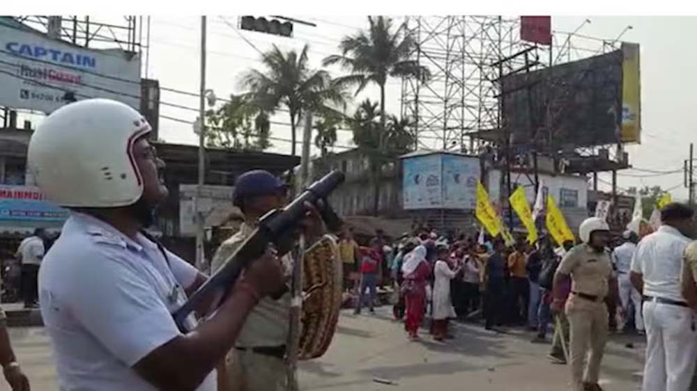 पश्चिम बंगाल के सिलीगुड़ी से एक बड़ी खबर सामने आई, DYFI का विरोध प्रदर्शन, पुलिस ने दागे आंसू गैस गोले पश्चिम बंगाल के सिलीगुड़ी से एक बड़ी खबर सामने आई, DYFI का विरोध प्रदर्शन, पुलिस ने दागे आंसू गैस गोले