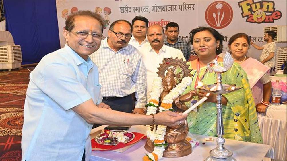 पुस्तक मेला बच्चों और अभिभावकों को दे रहा पसंद की शैक्षणिक सामग्री खरीदने का अवसर डिस्काउंट, अभिभावक प्रसन्न पुस्तक मेला बच्चों और अभिभावकों को दे रहा पसंद की शैक्षणिक सामग्री खरीदने का अवसर डिस्काउंट, अभिभावक प्रसन्न