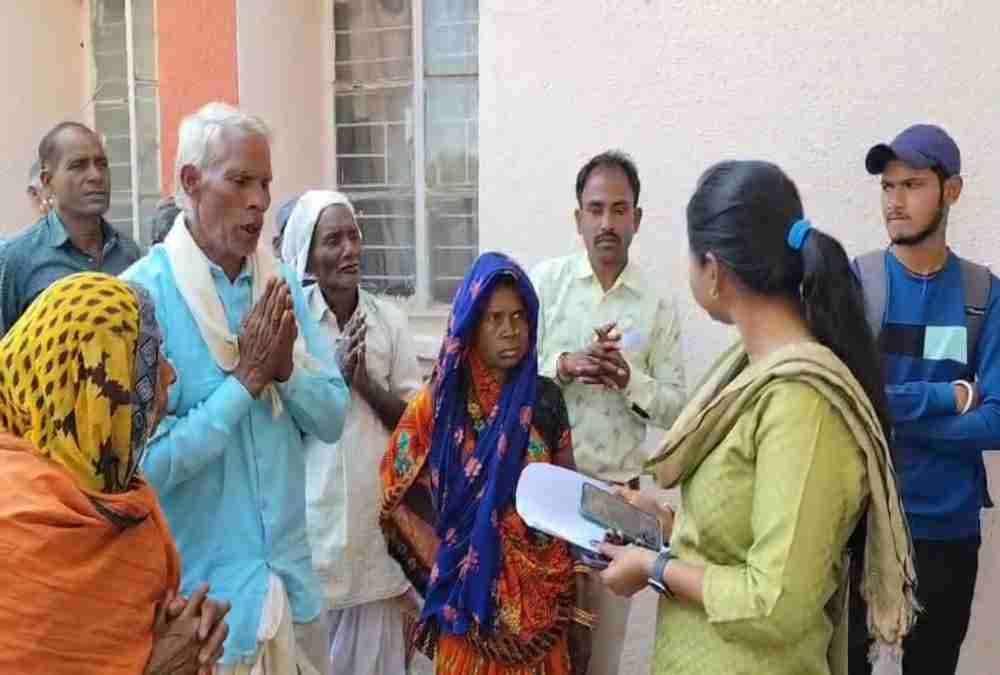 दो गावों के बीच पक्की सड़क की मांग को लेकर ग्रामीण कलेक्टर जनसुनवाई में पहुंचे, नतमस्तक होने को मजबूर हुए ग्रामीण