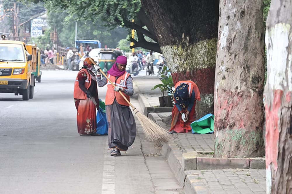 स्वच्छता सर्वेक्षण के लिए आई टीम ने सर्वेक्षण की शुरुआत खजराना मंदिर से की, क्या बरकरार रहेगा ताज ? स्वच्छता सर्वेक्षण के लिए आई टीम ने सर्वेक्षण की शुरुआत खजराना मंदिर से की, क्या बरकरार रहेगा ताज ?