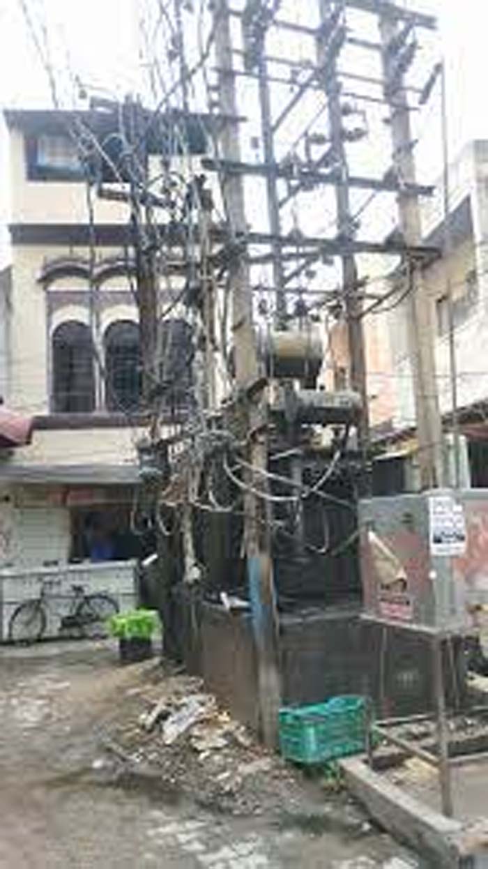 ट्रांसफार्मर, पोल के पास ठेले न लगाएं, हो सकती है दुर्घटना ट्रांसफार्मर, पोल के पास ठेले न लगाएं, हो सकती है दुर्घटना