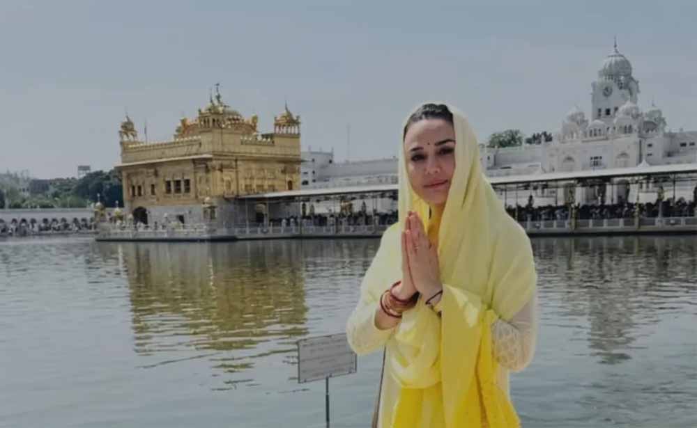 स्वर्ण मंदिर पहुंची प्रीति जिंटा ने इंस्टाग्राम पर वीडियो किया शेयर स्वर्ण मंदिर पहुंची प्रीति जिंटा ने इंस्टाग्राम पर वीडियो किया शेयर