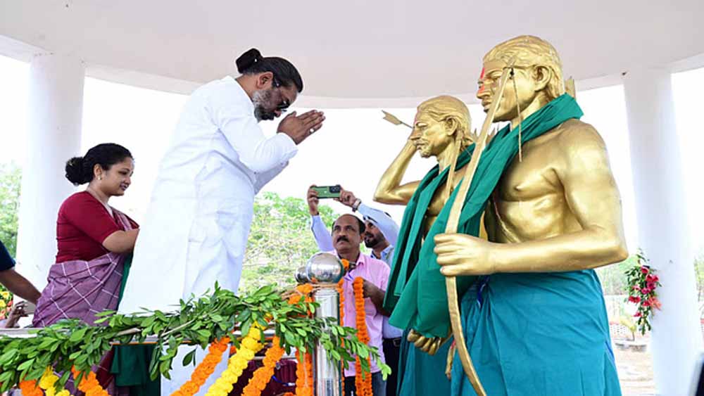 हेमंत सोरेन ने सिदो-कान्हू मुर्मू जयंती पर वीर सपूतों को किया नमन हेमंत सोरेन ने सिदो-कान्हू मुर्मू जयंती पर वीर सपूतों को किया नमन